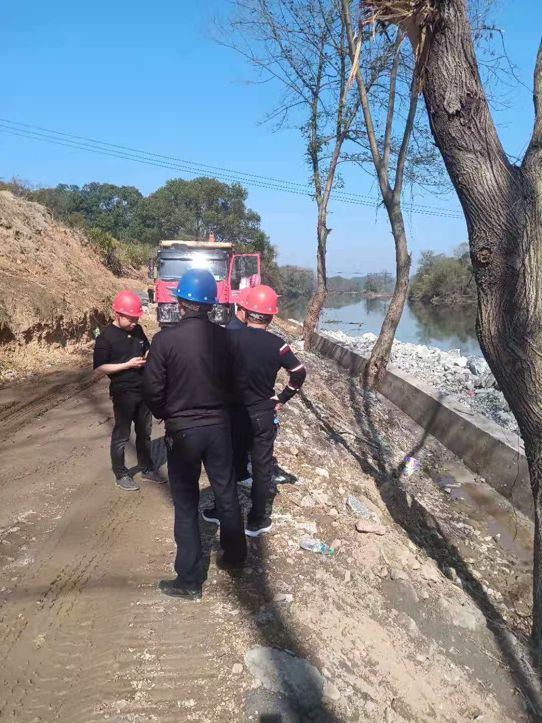 安?？h水利局檢查組等領導在瀘水河4標段進行安全檢查